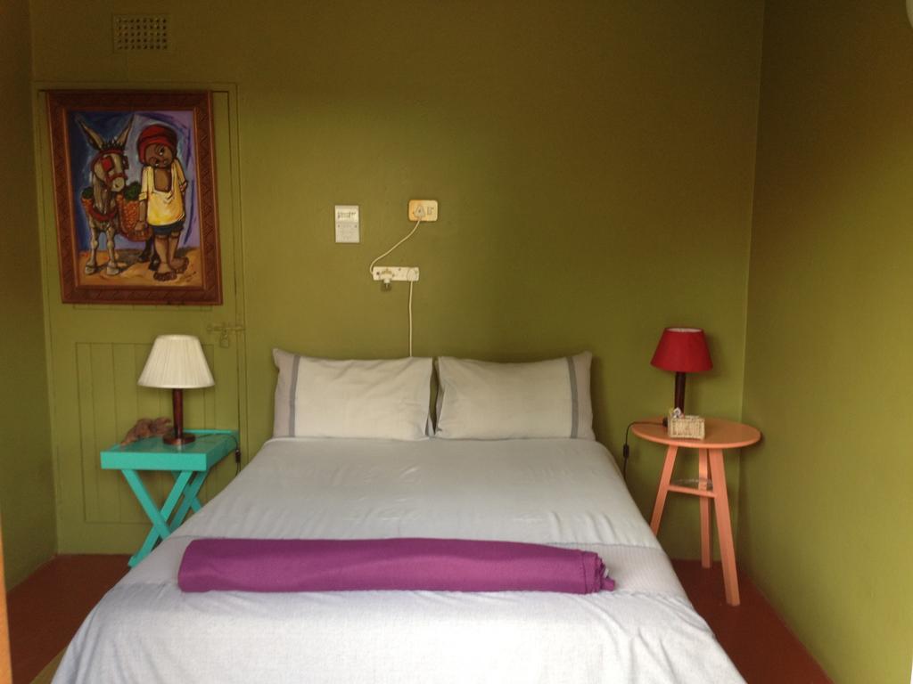 Jungle Monkey Backpackers Hostel Port Saint John's Bilik gambar